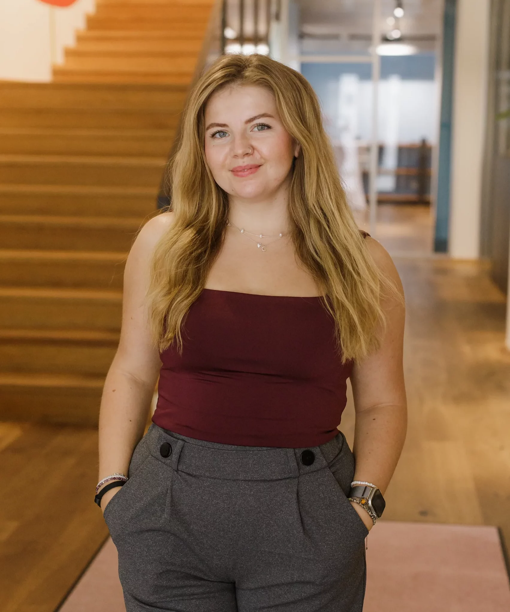 Designerin Chrissi steht im Co-Working-Space