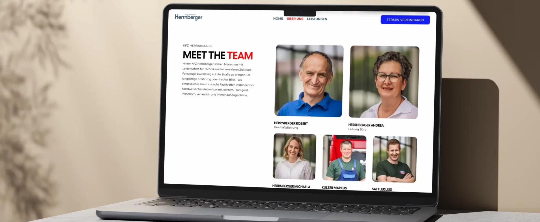 Website von KFZ Herrnberger auf Laptop