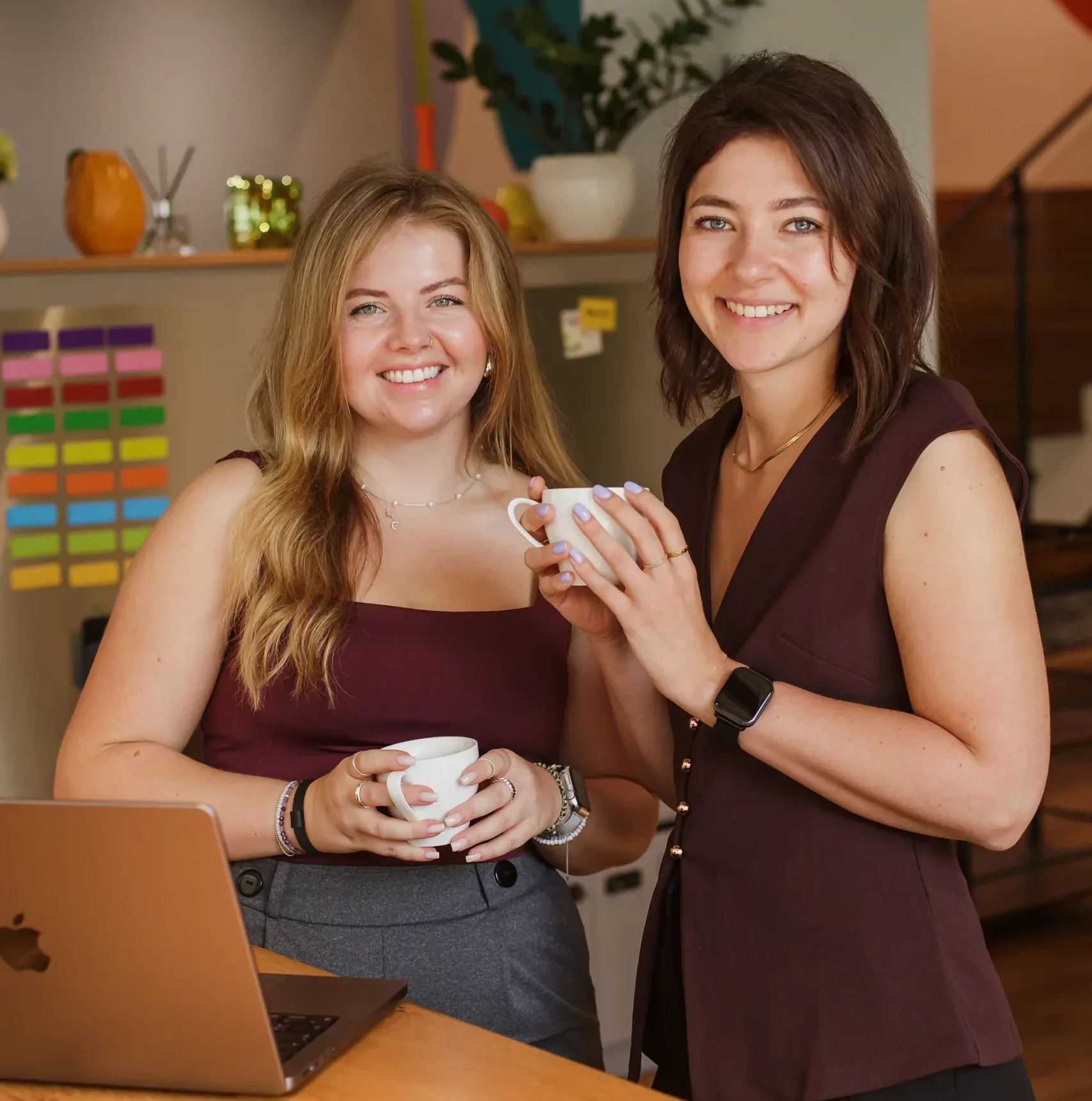 Die Designerinnen Anna und Chrissi besprechen Designideen am Computer in einem Co-Working-Space.