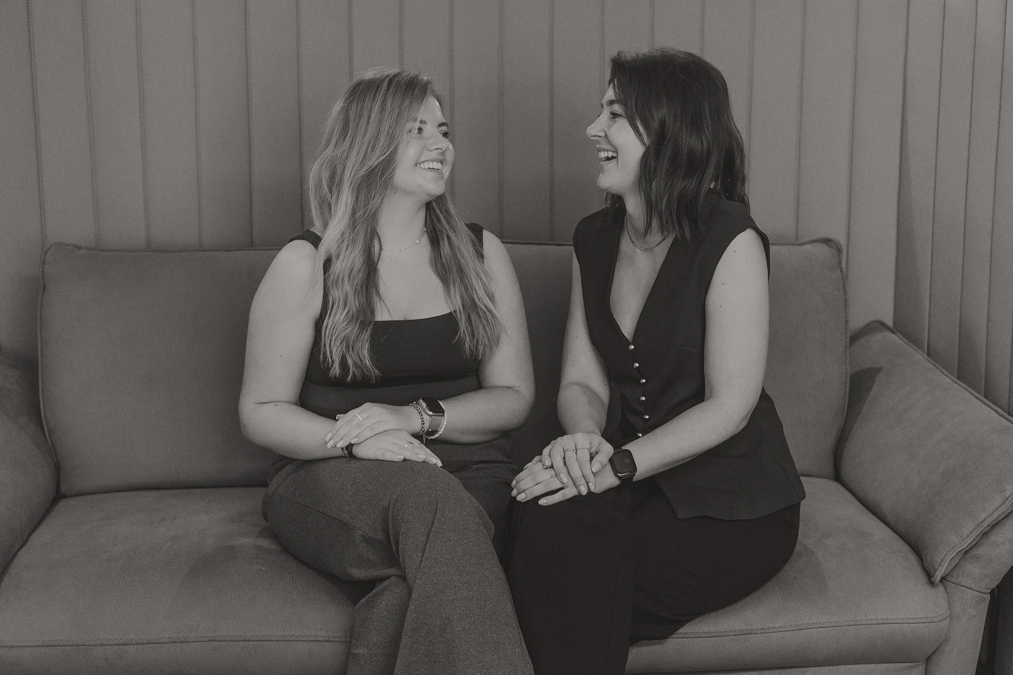 Zwei Designerinnen sitzen auf dem Sofa